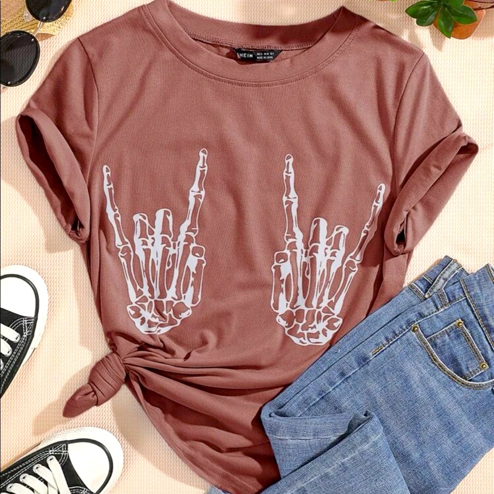 Rock out skull hands tee